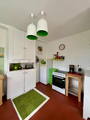 Cuisine ou kitchenette dans l'établissement Adorable et amusante maison de campagne