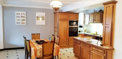 Cuisine ou kitchenette dans l'établissement La Dimanche