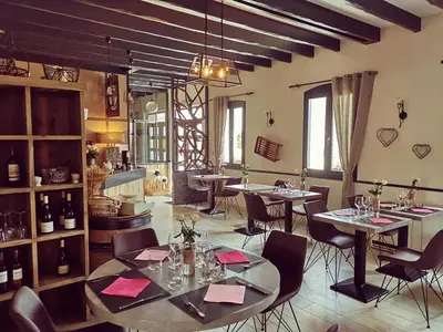 Restaurant ou autre lieu de restauration dans l'établissement Auberge Saint-Jean