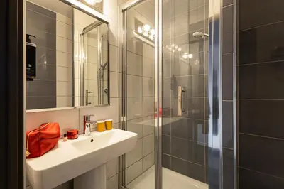 Salle de bains dans l'établissement ibis Styles Saint-Quentin