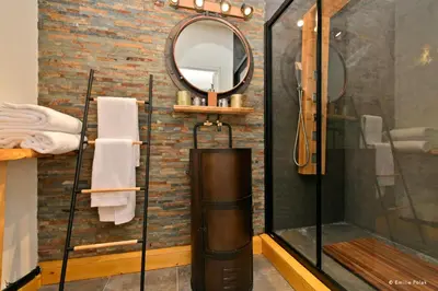 Salle de bains dans l'établissement Gite Motobecane