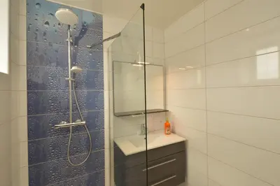 Salle de bains dans l'établissement L'annexe de la Pétillante 101 Rue Principale