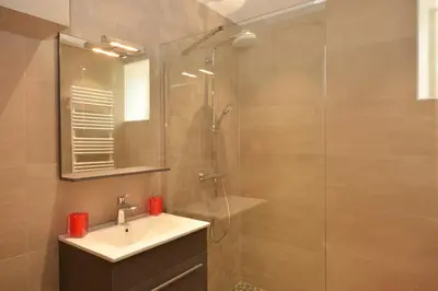 Salle de bains dans l'établissement L'annexe de la Pétillante 101 Rue Principale