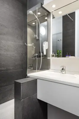 Salle de bains dans l'établissement ibis Styles Meaux Centre