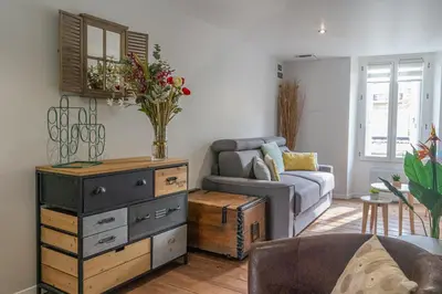 Coin salon dans l'établissement Terrasse 86 - Terrasse & Climatisation - 4-6 personnes - BnB Epernay