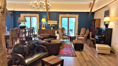 Coin salon dans l'établissement LES LAVANDIERES DE FONTAINE - A