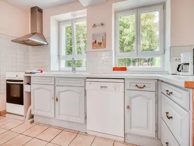Cuisine ou kitchenette dans l'établissement Farmhouse in Boncourt with Private Garden