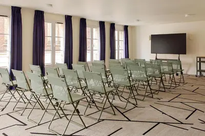 Télévision ou salle de divertissement dans l'établissement ALFRED HOTELS Compiègne