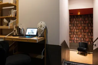 Télévision ou salle de divertissement dans l'établissement Hôtel Bristol Reims