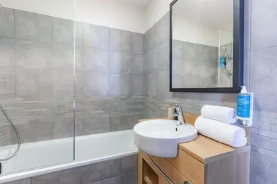 Salle de bains dans l'établissement Appart'City Classic Reims Parc des Expositions