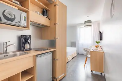 Cuisine ou kitchenette dans l'établissement Appart'City Classic Reims Parc des Expositions