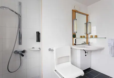 Salle de bains dans l'établissement B&B HOTEL Reims Centre Erlon
