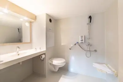 Salle de bains dans l'établissement Premiere Classe Meaux Nanteuil Les Meaux