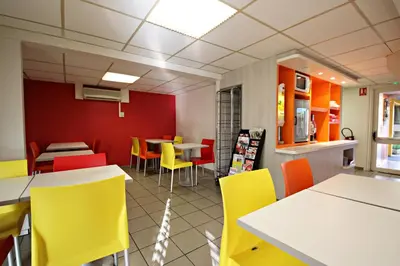 Coin salon dans l'établissement Premiere Classe Reims Sud - Bezannes
