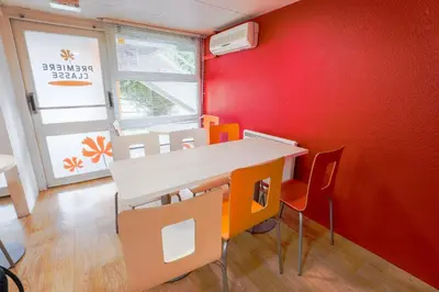 Coin salon dans l'établissement Premiere Classe St Quentin