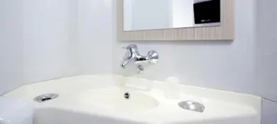 Salle de bains dans l'établissement Premiere Classe Charleville Mezieres