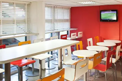 Restaurant ou autre lieu de restauration dans l'établissement Premiere Classe Charleville Mezieres