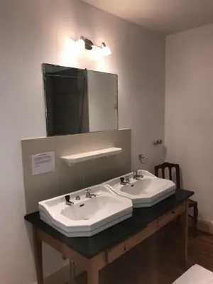 Salle de bains dans l'établissement La Menuiserie