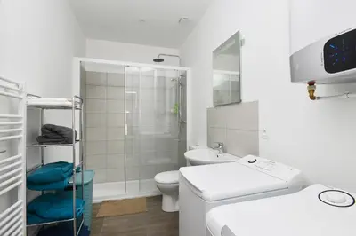 Salle de bains dans l'établissement Heptagone