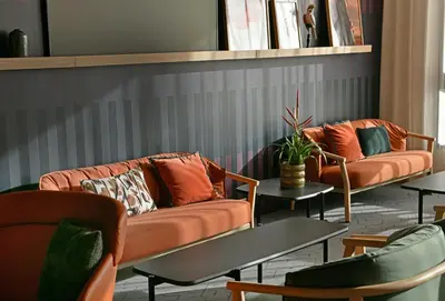 Coin salon dans l'établissement Holiday Inn Reims Centre by IHG