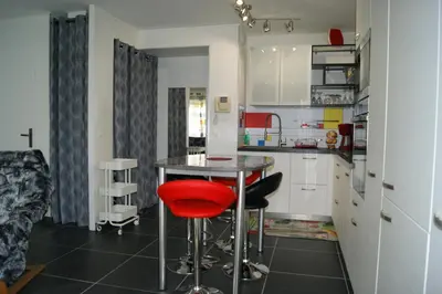 Cuisine ou kitchenette dans l'établissement Victoria-T2-41m2-Balcon, wifi, linge, produits, ménage inclus