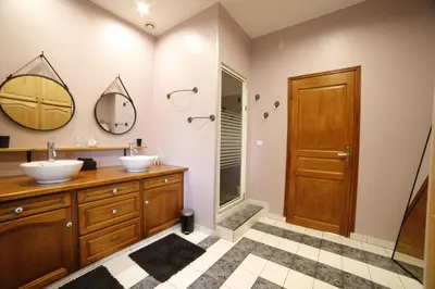 Salle de bains dans l'établissement Ancienne Gare du Val des Bois