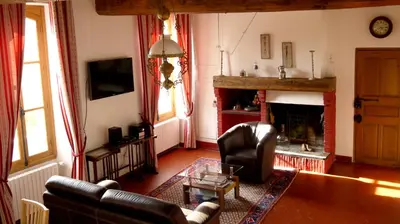 Coin salon dans l'établissement Gîte du Domaine du Ru