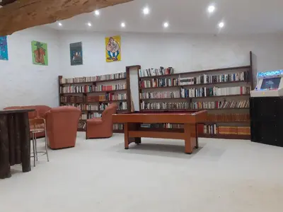 Bibliothèque dans la maison de vacances
