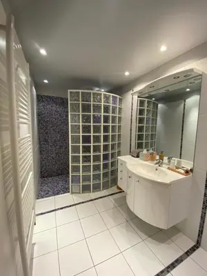Salle de bains dans l'établissement La Ferme de Fontenelle