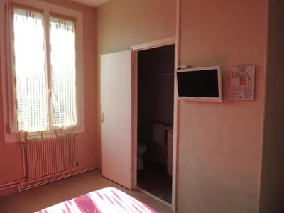 Télévision ou salle de divertissement dans l'établissement Hotel Le Colbert epernay