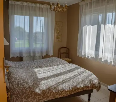 Un ou plusieurs lits dans un hébergement de l'établissement Paisible Maison entière 140m2 avec véranda vue sur la campagne