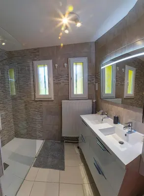 Salle de bains dans l'établissement Paisible Maison entière 140m2 avec véranda vue sur la campagne
