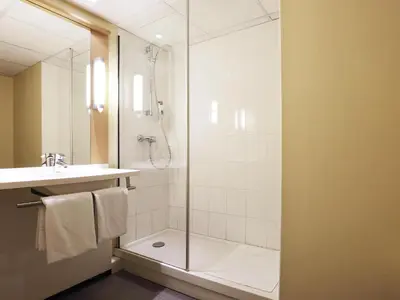 Salle de bains dans l'établissement ibis Charleville Mézières