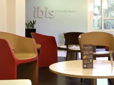 Coin salon dans l'établissement ibis Charleville Mézières