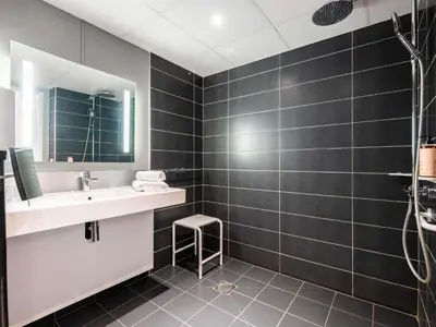 Salle de bains dans l'établissement Mercure Compiègne Sud
