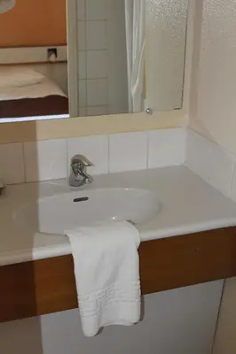 Salle de bains dans l'établissement HOTEL Chateau-Thierry Centre