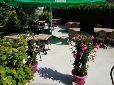 Jardin de l'établissement Logis Hôtel Restaurant Le Franco Belge