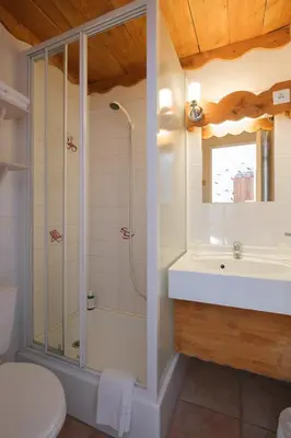 Salle de bains dans l'établissement Cit'Hotel Le Montreal