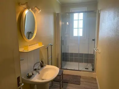 Salle de bains dans l'établissement L Ancienne Ferme 17 grand rue