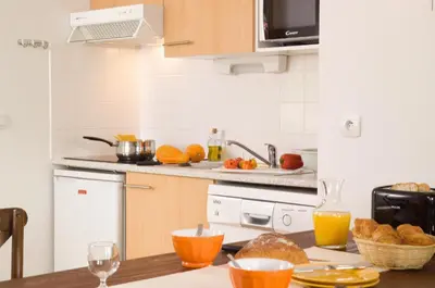 Cuisine ou kitchenette dans l'établissement Madame Vacances Les Cottages De Valjoly