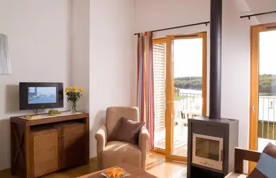 Télévision ou salle de divertissement dans l'établissement Madame Vacances Les Cottages De Valjoly