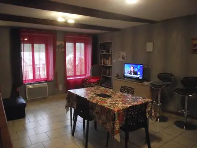 Télévision ou salle de divertissement dans l'établissement Maison chez Coco