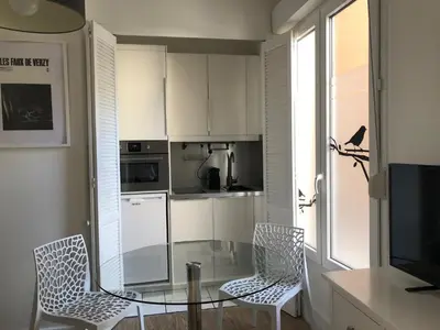 Cuisine ou kitchenette dans l'établissement LE NID DES HALLES, au cœur du Boulingrin