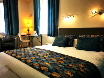 Un ou plusieurs lits dans un hébergement de l'établissement Logis Hôtel-Restaurant La Sapinière