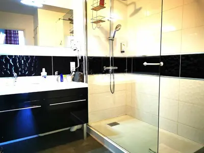 Salle de bains dans l'établissement Logis Hôtel-Restaurant La Sapinière