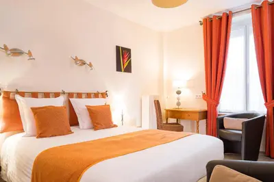 Un ou plusieurs lits dans un hébergement de l'établissement Logis Hôtel-Restaurant La Sapinière