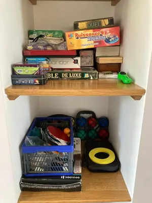Bibliothèque dans la maison de vacances