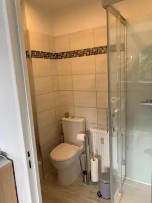 Salle de bains dans l'établissement Suite au Parc de Fresnoy