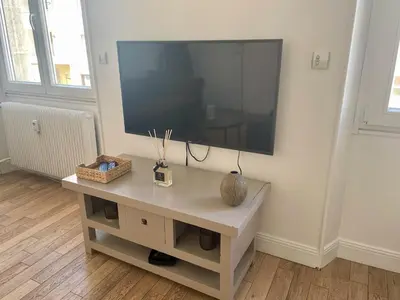 Télévision ou salle de divertissement dans l'établissement Charming Central Apartment - Reims