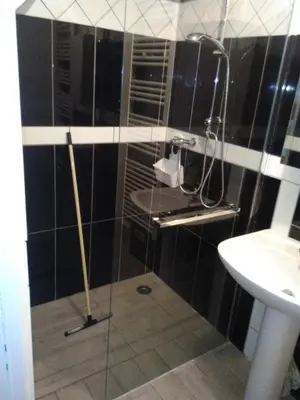 Salle de bains dans l'établissement jolie appartement centre de Fismes
